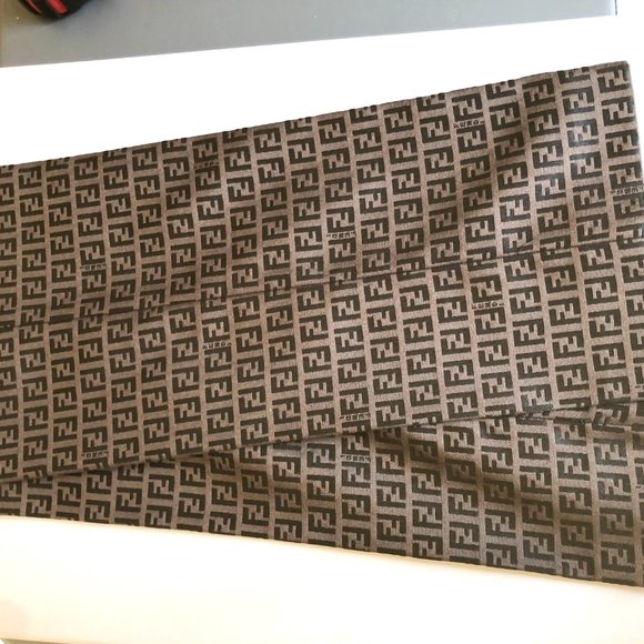 FENDI Logo Paints (Women) - Picture 4 of 16